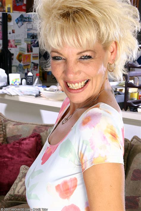 Sexy Mature Blonde With A Stretchy Pussy And Great Tits Porn Pictures