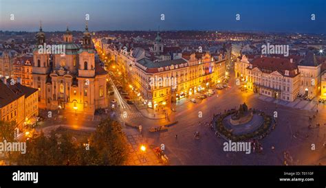 El Panorama De Praga Con La Iglesia De San Nicol S Plaza