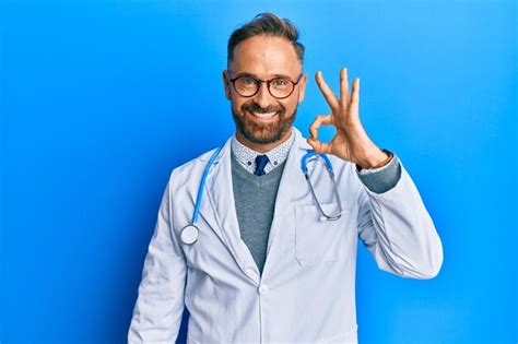 Guapo Hombre De Mediana Edad Con Uniforme M Dico Y Estetoscopio