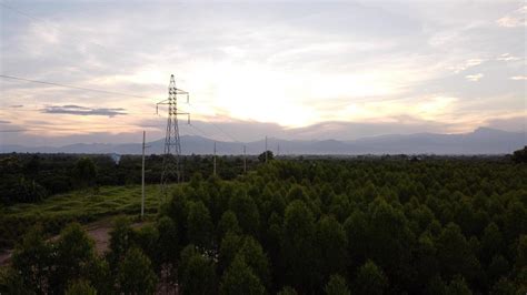 vue aérienne des pylônes et des fils à haute tension dans le ciel au