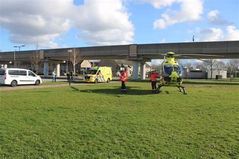 Trauma Arts Per Helikopter Ingevlogen Ter Assistentie Van Ambulance In