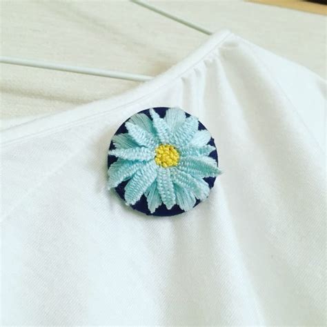 花の立体刺繍ブローチ ブローチ といろ 通販｜creemaクリーマ ハンドメイド・手作り・クラフト作品の販売サイト