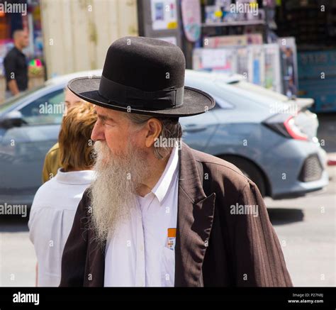 Hasidic jewish clothing hi-res stock photography and images - Alamy