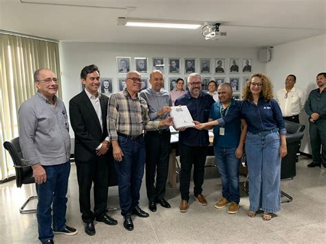 Santa Casa de Montes Claros recebe exemplar de bíblia em braile Rede