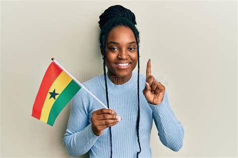 Mujer Afroamericana Con El Pelo Trenzado Sosteniendo La Bandera Ghana