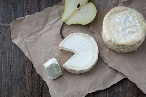 Remende O Queijo F Tido Do Camembert Em Uma Tabela R Stica De Madeira