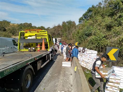 Indígenas saqueiam carga de frango congelado após acidente na BR 277