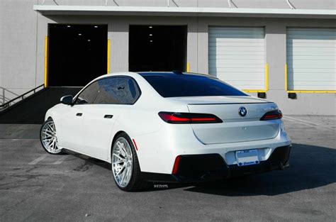 New Bmw 7 Series Tries On A Set Of Flashy 9k 22 Inch Aftermarket Wheels Carscoops