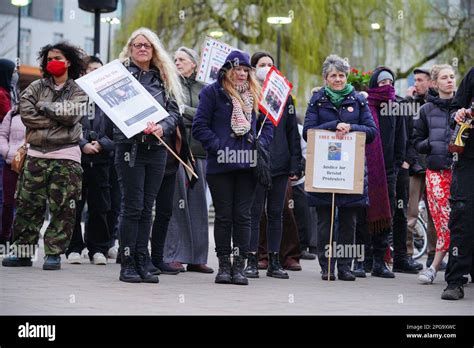 Les Gens Participent à Une Manifestation Pour Marquer Le Deuxième Anniversaire Des émeutes De