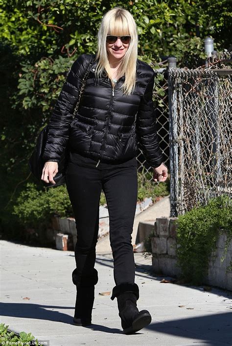 Anna Faris In Black Skinny Jeans As She Enjoys A Solo Breakfast Outing