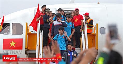 Người mẫu mặc bikini biểu diễn trên máy bay đón U23 Việt Nam có vi phạm hay không