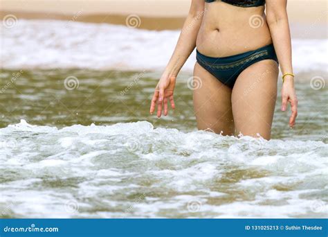 Frauenformsex Symbol Mit Dem Bikini Im Freien Auf Strand Stockbild