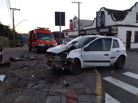 Idosa fica ferida após veículo bater em poste na Avenida Presidente