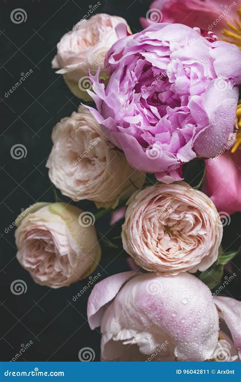 Ramalhete Cor De Rosa Das Rosas E Das Pe Nias Imagem De Stock Imagem