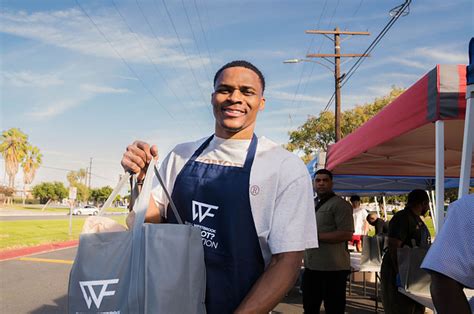 Russell Westbrook Diddy 50 Cent And More Give Back For Thanksgiving