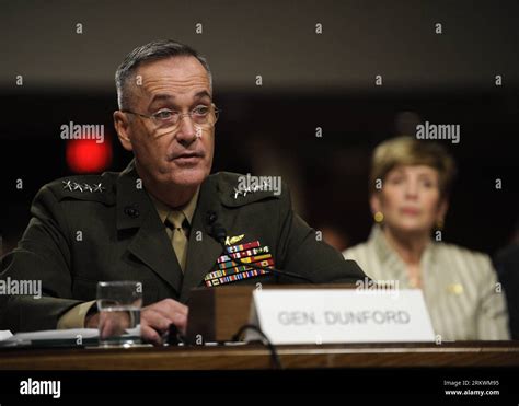 General Joseph Dunford Hi Res Stock Photography And Images Alamy