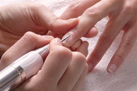 Manicure Russa Cos E Come Si Esegue Vantaggi E Svantaggi Consigli