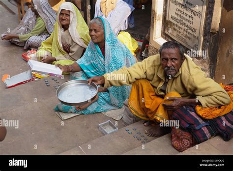 La India Uttar Pradesh En Ayodhya Mendigos En El Garhi Hanuman