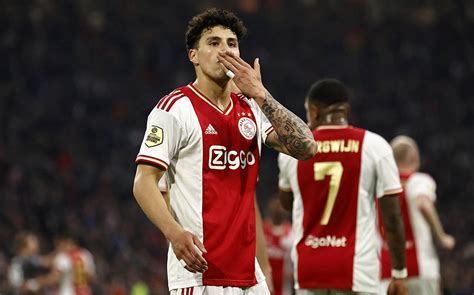 Jorge Sánchez anota primer gol del Ajax tras asistencia de Edson