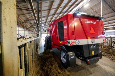 Zelfrijdende Voermengwagen Met Invoerrotor Trioliet Zelfrijder