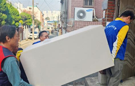 한국자유총연맹수영구지회광안3동위원회 저소득층 대상 옷장 지원 부산의 대표 정론지 국제신문