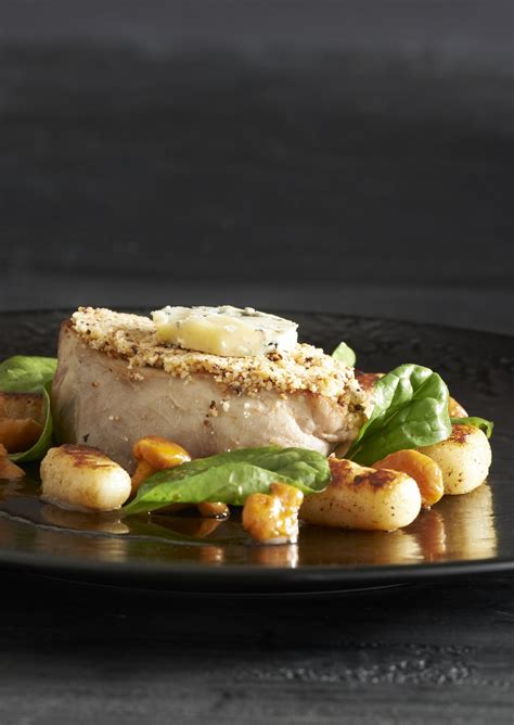 Filet de veau en croûte de Fourme dAmbert gnocchis et girolles