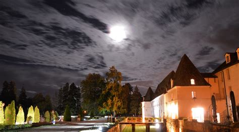 La Lune dans les nuages au dessus du château de Gilly