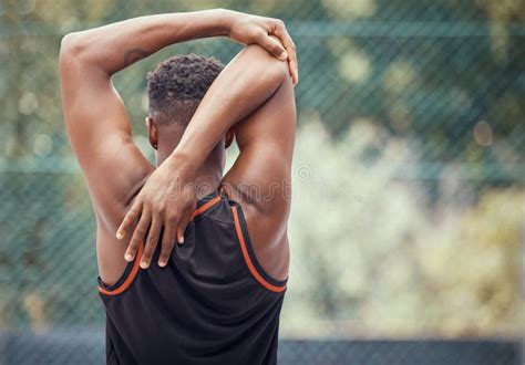 Ejercicio Deportivo Y Entrenamiento Con Un Hombre Que Se Estira Para El