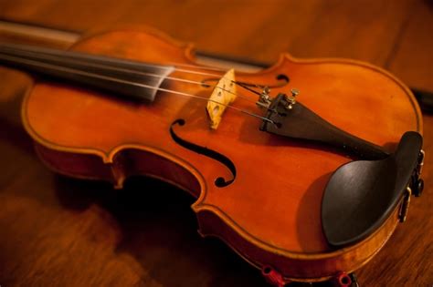 Violino Em Fundo De Madeira Violino E Arco Em Uma Mesa De Madeira