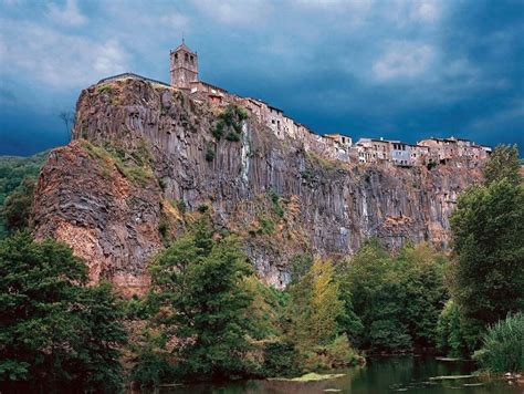 Castellfollit de la Roca: Spain's Medieval Basalt Cliff Town - Unusual ...