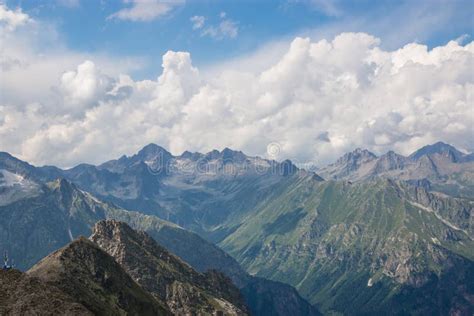 Bergplats Med Dramatisk Molnig Himmel I Nationalpark Av Dombay