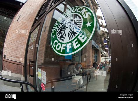 Un Logotipo De Starbucks Se Ve En La Ventana De Una Cafetería Starbucks