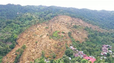 Cianjur Longsor Warga Desa Gelarwangi Terisolir Karena Jembatan Putus