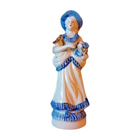 Porcelanowa Figurka Dziewczyna Z Bukietem I Ptaszkiem