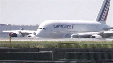 Décollage et atterrissage d un Airbus A380 800 Air France à l aéroport