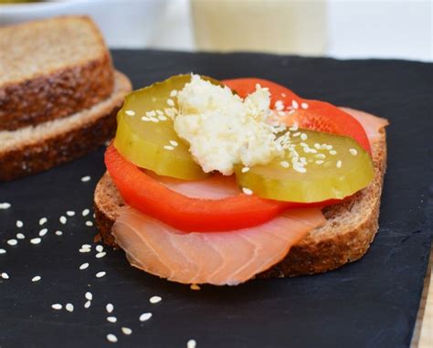 Kanapki z szynką sałatą i pomidorem JestemFit pl