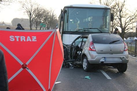 Tragiczny wypadek w DK 15 w Perzycach pod Krotoszynem Autobus zderzył