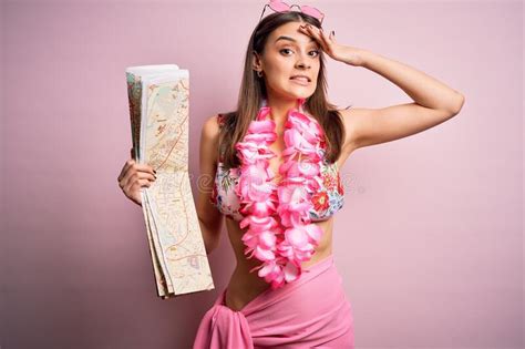 Joven Hermosa Mujer En Vacaciones Vistiendo Bikini Y Hawaiano Lei Sosteniendo Mapa De La Ciudad