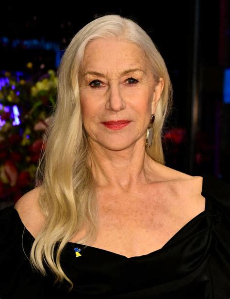 Helen Mirren con años posa en bikini como no se le había visto y deslumbra con su figura