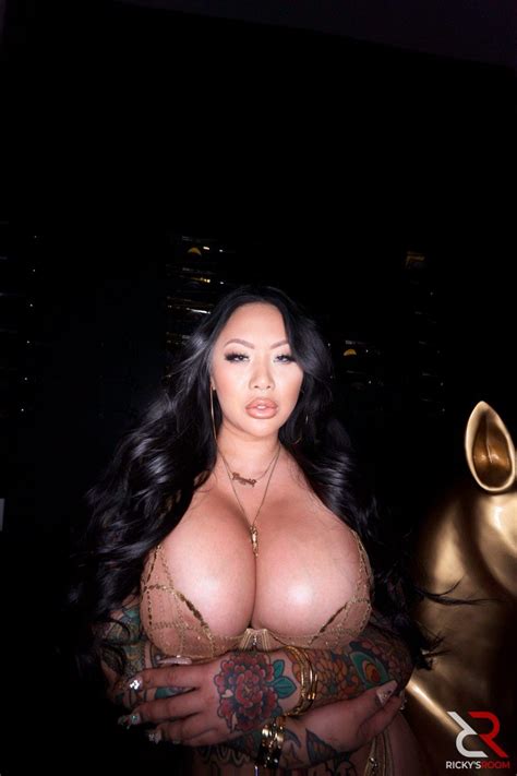 Curvy Alt Slut Connie Perignon Likes Teasing In Sexy Lingerie And Stockings Photos