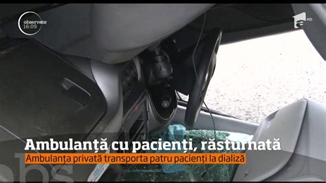 Ambulanţă privată în care erau patru pacienţi răsturnată după ce s a