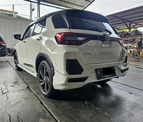 Toyota Raize GR Two Tone 1 0 AT Matic 2022 Hitam Putih Km Low