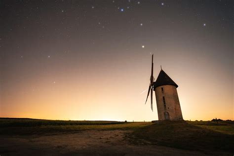 Une série de photographies de paysages nocturnes prises aux travers de ...