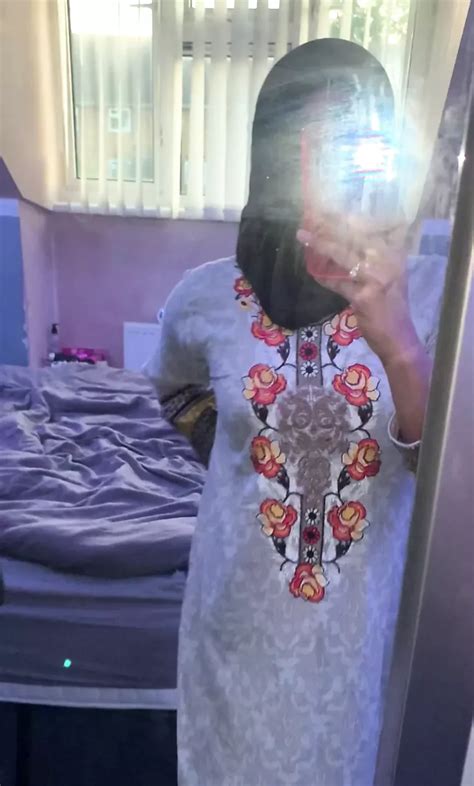 Kopftuch Schlampe Zeigt Sich Vor Spiegel Porn E Xhamster