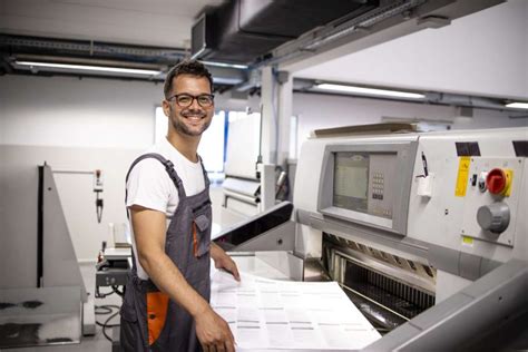 Devenir conducteur de machines à papier missions formations et salaire