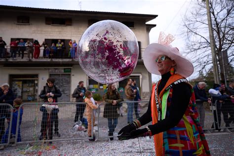 Folla Per La Sfilata Del Carnevale Carsico Grande Festa A Opicina