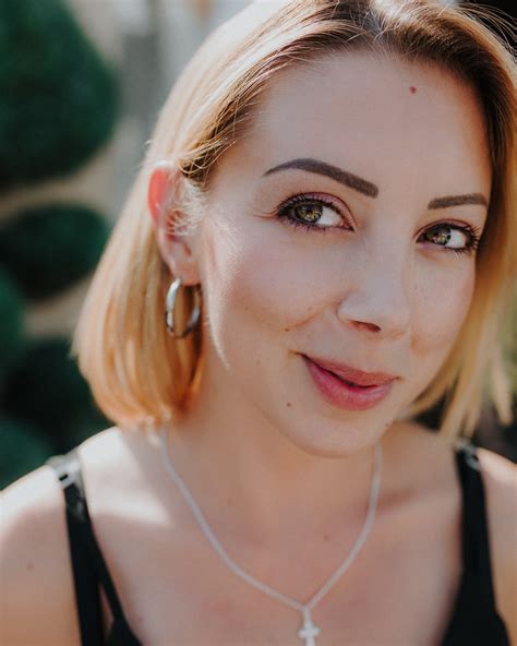 Free Picture Close Up Portrait Of Blonde With Hazel Eyes