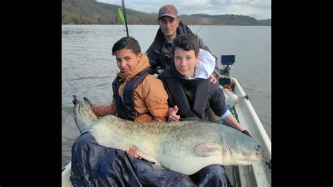 Débuter la pêche du carnassier en pêchant des POISSONS GEANTS YouTube