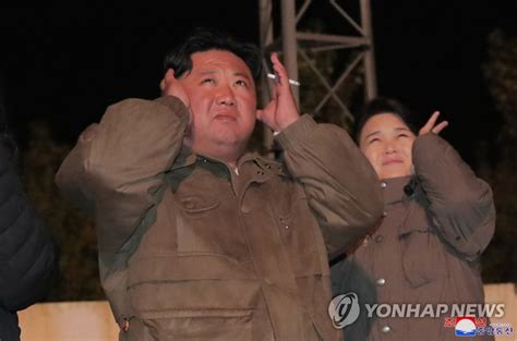 金正恩氏夫人 視察に同行 聯合ニュース