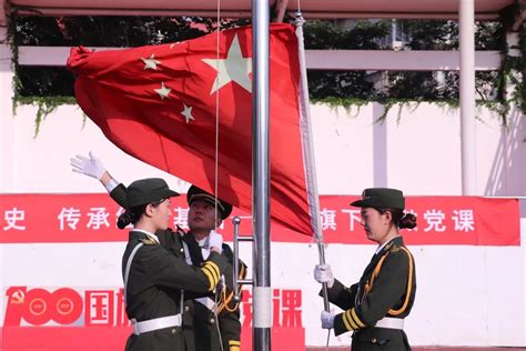 校团委举行“学习百年党史 传承红色基因——国旗下的微党课”第六讲